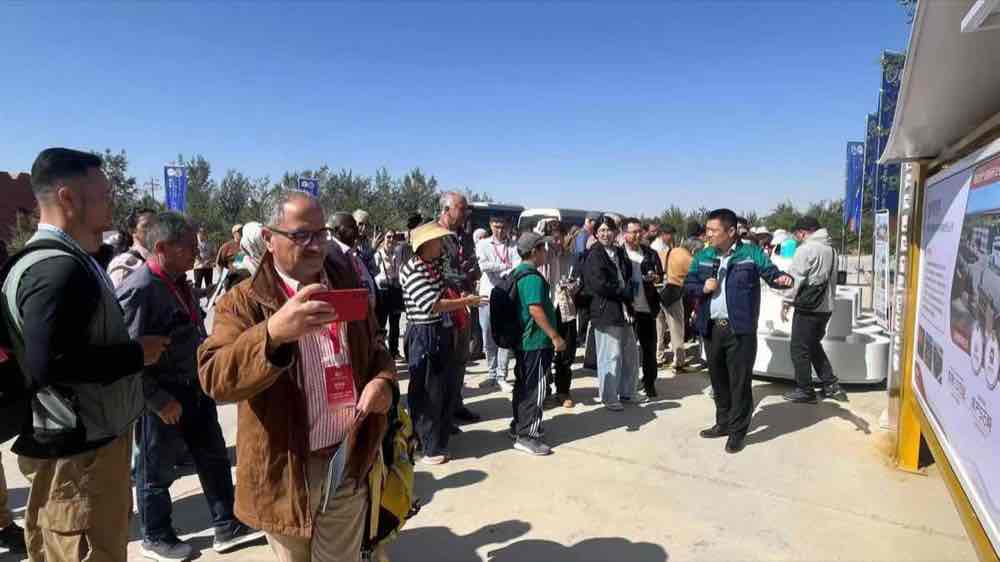 现场向参会人员介绍骆驼产业数字化方案