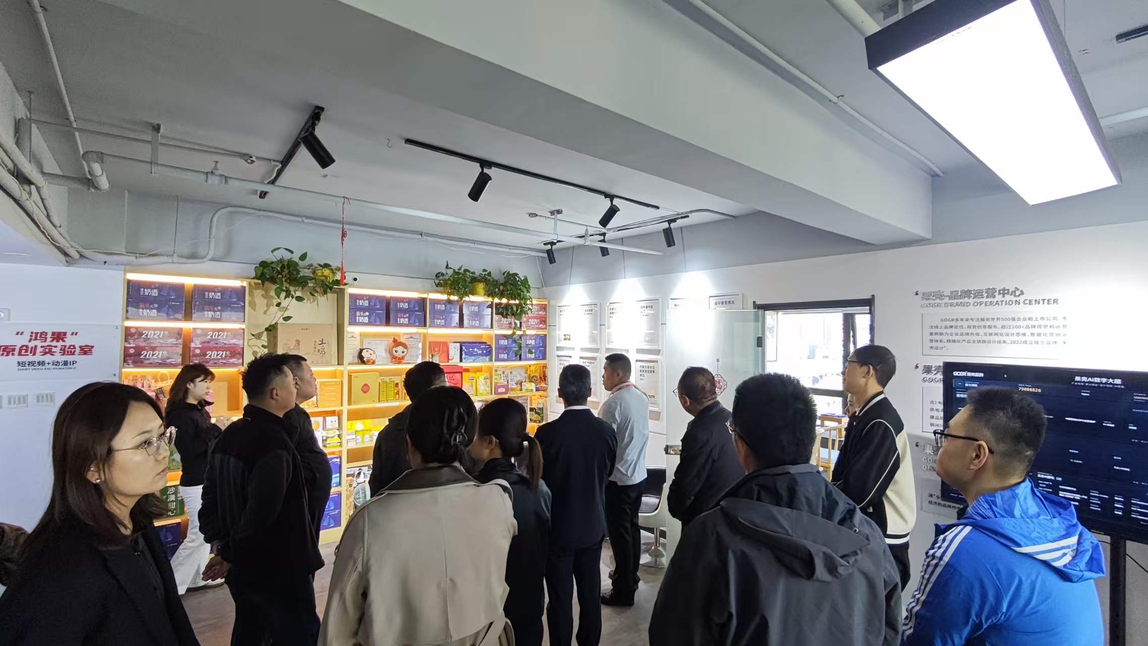 来访嘉宾参观果壳展示空间